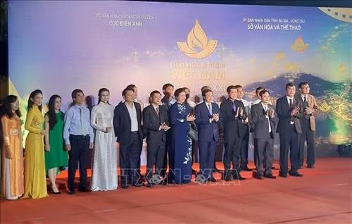 出席电影节开幕式的代表。图自越通社