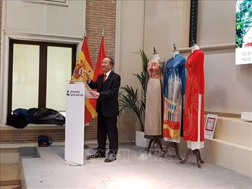 越南驻西班牙大使吴进勇发表讲话。图自越通社 越南驻西班牙大使吴进勇发表讲话。图自越通社