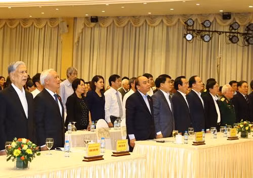 阮春福总理出席河内市巴亭郡奠边坊全民大团结日庆祝活动。(图片来源:越通社) 阮春福总理出席河内市巴亭郡奠边坊全民大团结日庆祝活动。(图片来源:越通社)