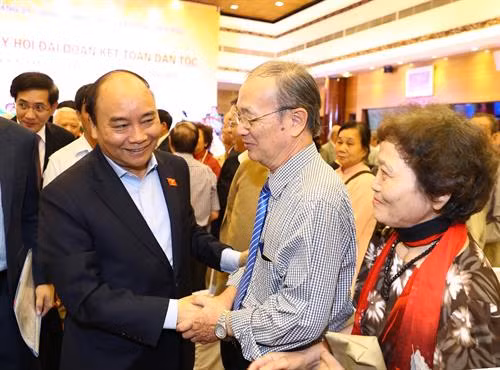 阮春福总理会见河内市巴亭郡奠边坊人民。(图片来源:越通社) 阮春福总理会见河内市巴亭郡奠边坊人民。(图片来源:越通社)