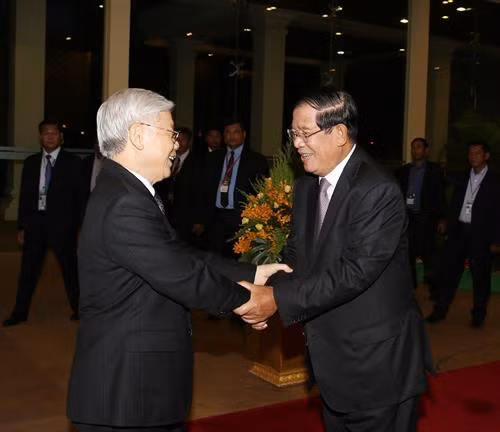 柬埔寨政府首相洪森与越共中央总书记阮富仲亲切握手。（图片来源：越通社）