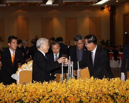 21日晚上，柬埔寨政府首相洪森为越共中央总书记阮富仲举行宴会。（图片来源：越通社）