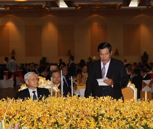 洪森在宴会上致辞。（图片来源：越通社）