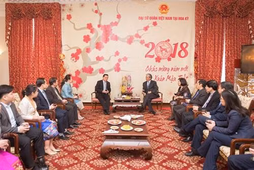 老挝驻美国大使麦•萨雅望日前率团前往越南驻美大使馆，向大使馆全体工作人员致以新春祝福。（图片来源：越通社）
