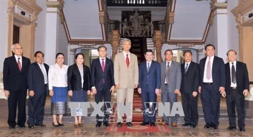 胡志明市人民委员会主席阮成峰与老挝各地方领导代表团合影。(图片来源:越通社) 胡志明市人民委员会主席阮成峰与老挝各地方领导代表团合影。(图片来源:越通社)