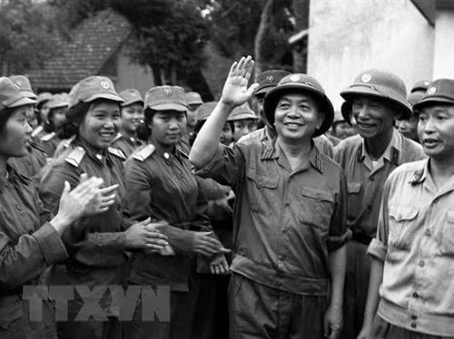 资料图：武元甲大将1973年看望女信息员和女军医。图自越通社