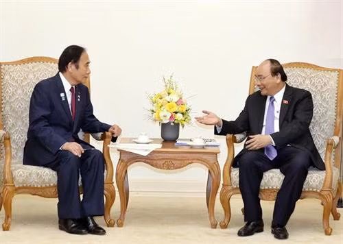 越南政府总理阮春福(右)会见日本琦玉县知事上田清司。图自越通社 越南政府总理阮春福(右)会见日本琦玉县知事上田清司。图自越通社