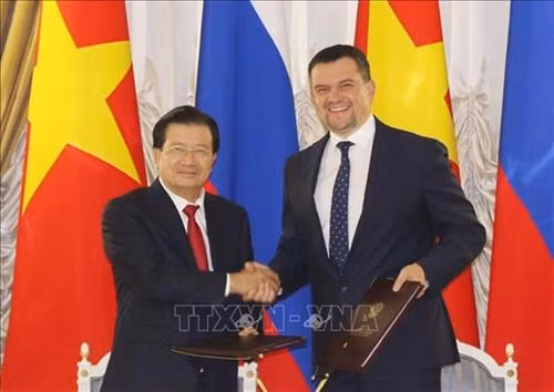 越南政府副总理郑廷勇(左)与俄罗斯政府副总理马克西姆阿基莫夫。图自越通社 越南政府副总理郑廷勇(左)与俄罗斯政府副总理马克西姆阿基莫夫。图自越通社