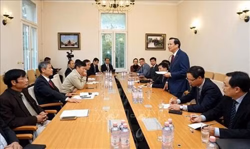 越南代表团探访越南驻德国大使馆。图自越通社
