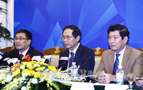 越南外交部就2017年APEC领导人会议周对外发布新闻公告。(图片来源:越通社) 越南外交部就2017年APEC领导人会议周对外发布新闻公告。(图片来源:越通社)