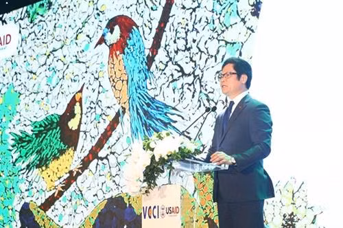 越南工商会主席武进禄在会上发言。图自越通社 越南工商会主席武进禄在会上发言。图自越通社