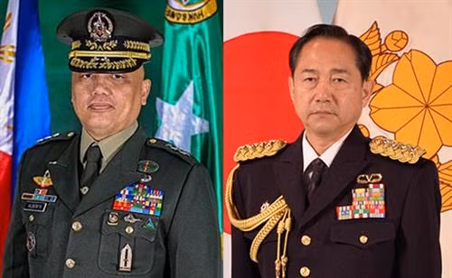 日本陆上自卫队(GSDF)参谋长山崎幸二将军(右)与菲律宾武装部队情报处(ISAFP)负责人阿尔伯托少将。图自越通社 日本陆上自卫队(GSDF)参谋长山崎幸二将军(右)与菲律宾武装部队情报处(ISAFP)负责人阿尔伯托少将。图自越通社