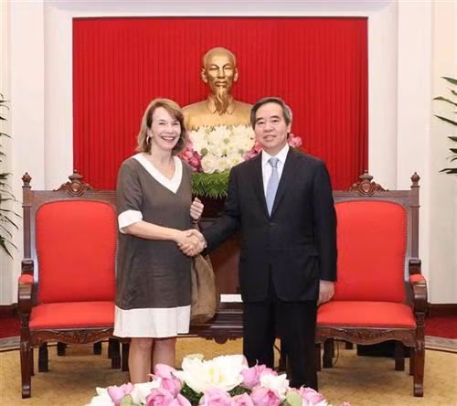 越共中央经济部部长阮文平与越南企业论坛联合主席弗吉尼亚·福特。图自越通社 越共中央经济部部长阮文平与越南企业论坛联合主席弗吉尼亚·福特。图自越通社