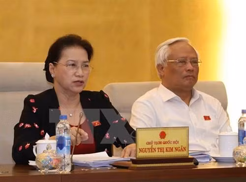 国会主席阮氏金银要求国会秘书长接受国会常务委员会成员所提出的意见。(图片来源:越通社) 国会主席阮氏金银要求国会秘书长接受国会常务委员会成员所提出的意见。(图片来源:越通社)
