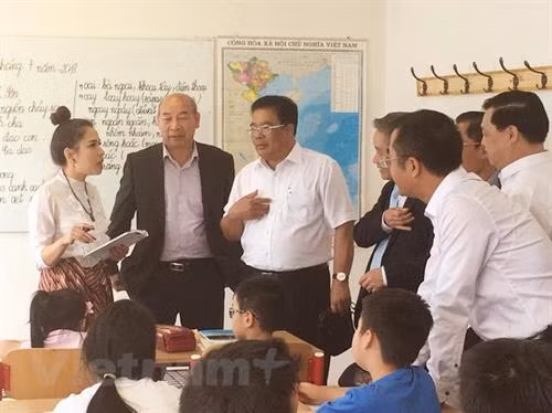 资料图：中央直属机关党委代表团走访布拉格越南语中心。 图自越通社