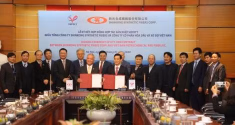 越南国家石油化学与纤维股份有限公司(VNPOLY)与中国台湾新光合成纤维股份有限公司(SSFC)合作备忘录签署仪式。图自互联网 越南国家石油化学与纤维股份有限公司(VNPOLY)与中国台湾新光合成纤维股份有限公司(SSFC)合作备忘录签署仪式。图自互联网