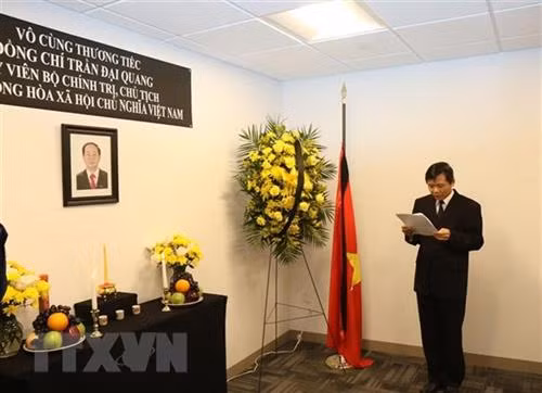 越南驻联合国代表团团长邓廷贵大使重温了陈大光同志在职期间为越南所做出的巨大贡献。图自越通社 越南驻联合国代表团团长邓廷贵大使重温了陈大光同志在职期间为越南所做出的巨大贡献。图自越通社