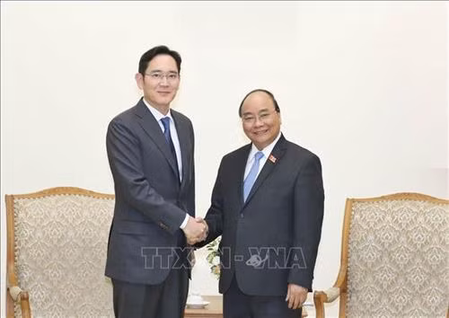 越南政府总理阮春福会见韩国三星集团副总裁李在镕。图自越通社 越南政府总理阮春福会见韩国三星集团副总裁李在镕。图自越通社