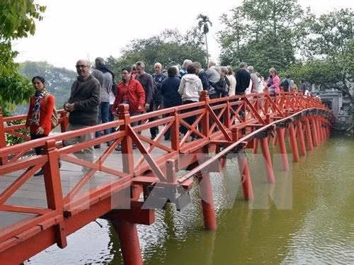 河内市的栖旭桥。(图片来源:越通社) 河内市的栖旭桥。(图片来源:越通社)