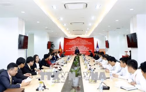 邓氏玉盛走访越南军队电信集团（Viettel）联营公司。越通社记者 范坚 摄