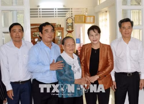 阮氏金银已走访慰问薄辽省部分优抚家庭。越通社记者 仲德 摄