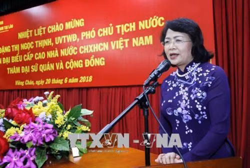 邓氏玉盛走访了再首都万象的越南驻老大使馆，并与大使馆干部人员、正在老挝生活、工作和学习的越侨和学生亲切交谈。越通社记者 范坚 摄