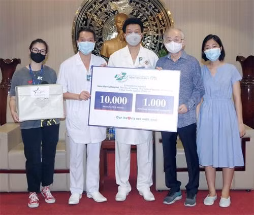 越南175号军医医院向德国莱比锡市一家医院提供防疫物资。图自互联网 越南175号军医医院向德国莱比锡市一家医院提供防疫物资。图自互联网