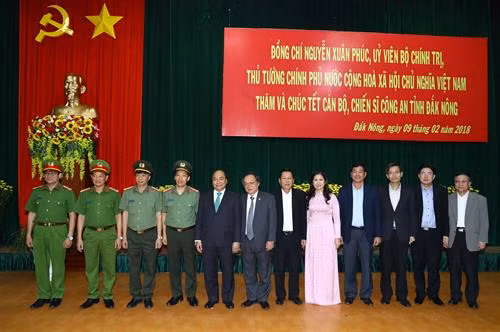 阮春福总理与得农省边防部队指挥部干部战士合影。越通社记者 统一 摄