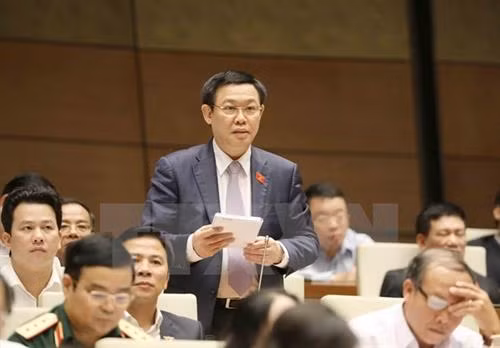 政府总理王廷惠已参加答复质询，进一步澄清国会代表对当前公债和确保公债安全的措施的质疑。 （图片来源：越通社）