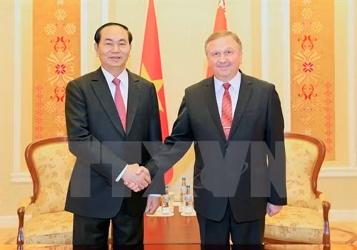 越南国家主席陈大光(左)会见白俄罗斯总理安德烈•科比亚科夫(右)(图片来源:越通社) 越南国家主席陈大光(左)会见白俄罗斯总理安德烈•科比亚科夫(右)(图片来源:越通社)