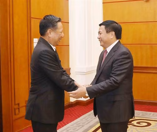 越共中央理论委员会主席阮春胜和老挝国家社会科学委员会副主任南·维亚吉（图片来源：越通社）