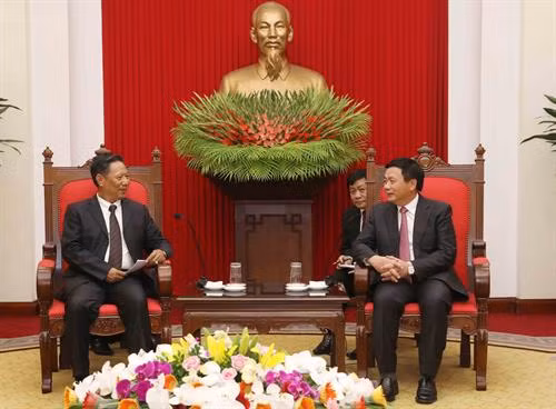 越共中央理论委员会主席阮春胜会见老挝国家社会科学委员会副主任南·维亚吉（图片来源：越通社）