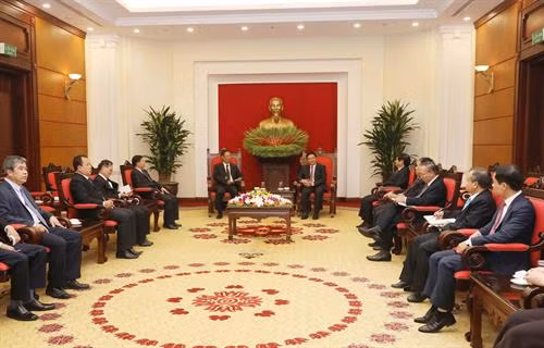 越共中央理论委员会主席阮春胜会见老挝国家社会科学委员会副主任南·维亚吉（图片来源：越通社）