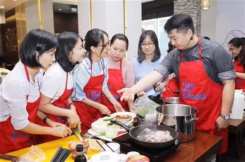 韩国厨师在越南推介传统美食。图自越通社