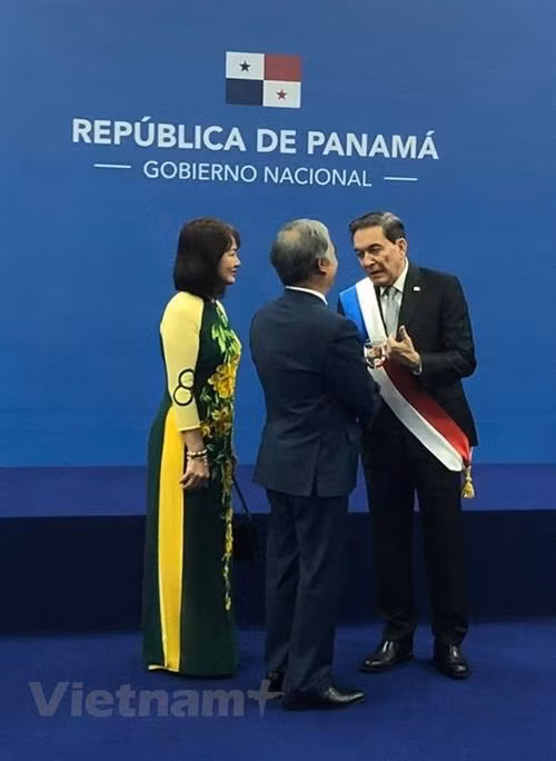越南驻墨西哥兼驻巴拿马大使、国家主席特使阮淮阳向巴拿马新任总统劳伦蒂诺·科尔蒂索·科恩表示祝贺。图自越通社