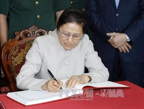 巴尼·亚托杜在11号军团留言簿上写留言。(图片来源:越通社) 巴尼·亚托杜在11号军团留言簿上写留言。(图片来源:越通社)