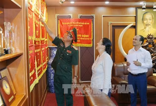 巴尼·亚托杜参观越南国防部11号军团纪念室。(图片来源:越通社) 巴尼·亚托杜参观越南国防部11号军团纪念室。(图片来源:越通社)