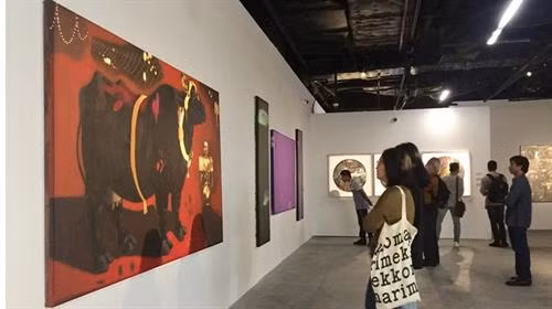 该展吸引参观者驻足观看。图自互联网