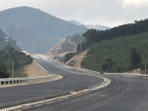 下龙—云屯高速公路。（图片来源：越通社）