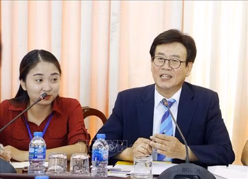 韩国京畿道农业与航海局局长兼平泽港公司总经理李大稷（右） 图自越通社