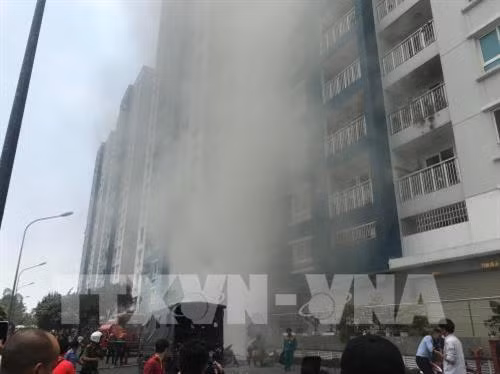 卡瑞娜广场高楼3月23日凌晨起火,造成至少13人遇难,90人受伤。(图片来源:越通社) 卡瑞娜广场高楼3月23日凌晨起火,造成至少13人遇难,90人受伤。(图片来源:越通社)