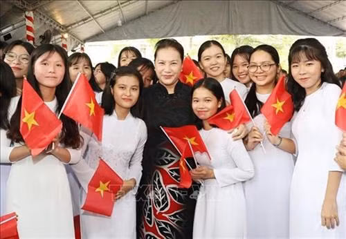 越南国会主席阮氏金银和同塔省塔梅高中学校学生们合影。图自越通社 越南国会主席阮氏金银和同塔省塔梅高中学校学生们合影。图自越通社