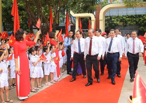 9月5日，越南政府常务副总理张和平出席清化省黄花探小学学校新学年开学典礼。图自越通社