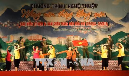 “永不忘记的岁月”文艺晚会表演节目。(图片来源:越通社) “永不忘记的岁月”文艺晚会表演节目。(图片来源:越通社)