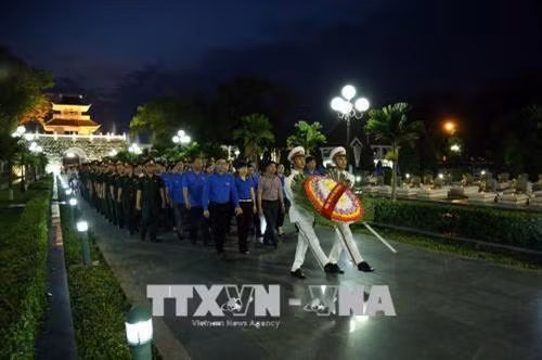 奠边团省委已在奠边府市A1烈士陵园举行敬香仪式。(图片来源:越通社) 奠边团省委已在奠边府市A1烈士陵园举行敬香仪式。(图片来源:越通社)