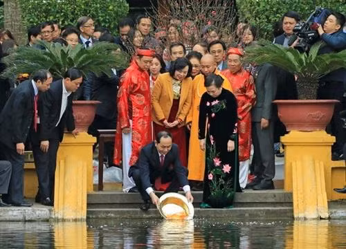 陈大光携夫人以及代表们还在胡伯伯鱼池举行放生鲤鱼仪式，祈求国泰民安，国家稳步走向融入与发展之路。（图片来源：越通社）