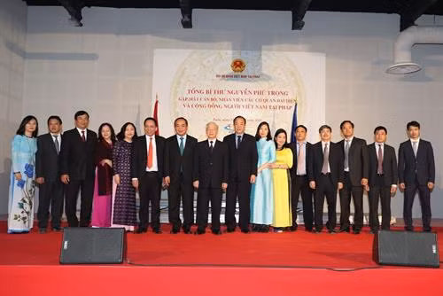 越共中央总书记阮富仲和越南驻法国大使馆干部及人员合影。（图片来源：越通社）