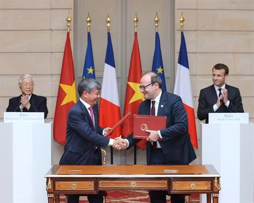 越共中央总书记阮富仲(左)与法国总统埃马纽埃尔·马克龙出席双方合作文件签字仪式。越通社记者 智勇 摄 越共中央总书记阮富仲(左)与法国总统埃马纽埃尔·马克龙出席双方合作文件签字仪式。越通社记者 智勇 摄