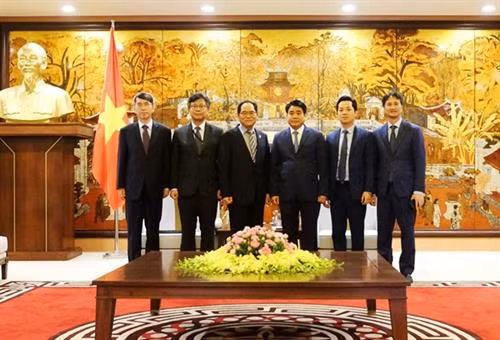 双方代表合影。图自互联网