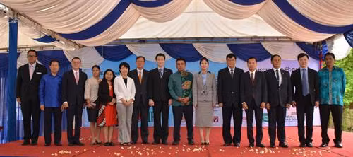 ASEAN+3各国驻柬大使和组委会合影。（图片来源：越通社）
